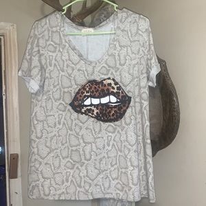 Snake print lip shirt